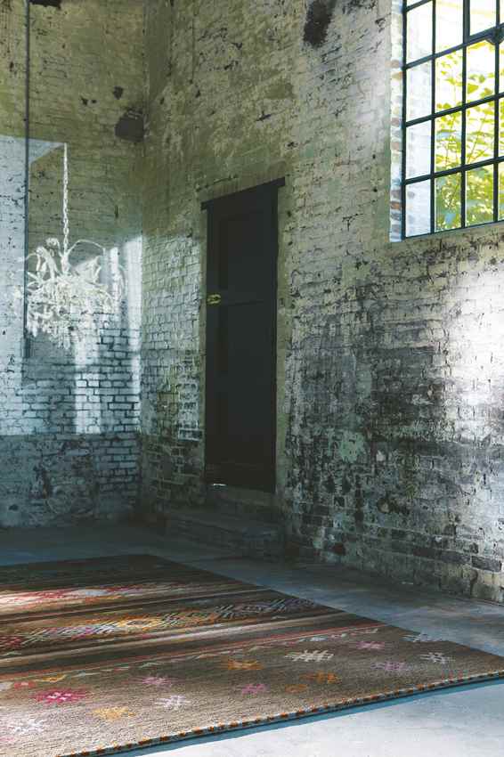 Kaktovik Global Charcoal Area Rug